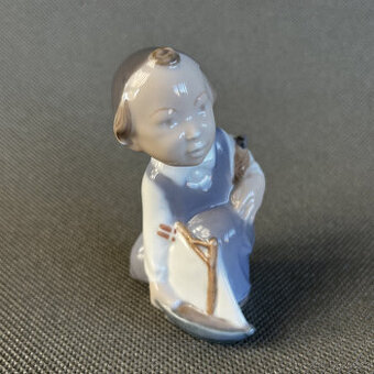 Royal Copenhagen Kodaň Soška Chlapeček s loďkou 10cm - 1