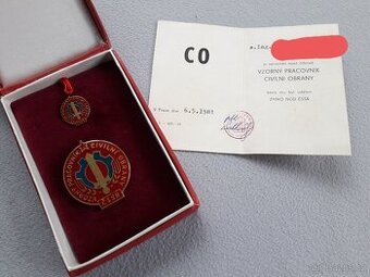 Odznak VZORNÝ PRACOVNÍK CIVILNÍ OBRANY