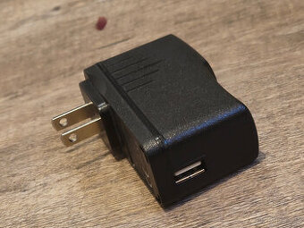 USB nabíječka/adaptér (USA vidlice)