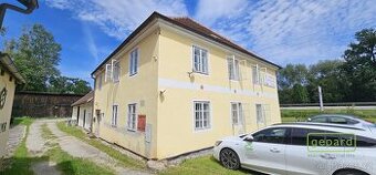 Komerční nemovitost s pozemkem a bytem - Český Krumlov - Ch