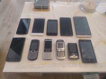 Mobilní TELEFONY 11ks