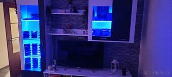 obývací stěna bíla + podsvícení