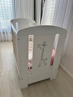 Dětská postýlka se žirafou