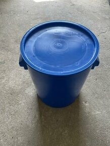 Plastovy kyblik s vikem 25L
