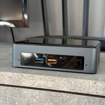 Intel NUC Kit 8i5BEK