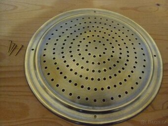 Větrací mosazné mřížky pr.15cm na staré špajzky