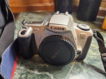 Canon eos 300 + objektiv a dalsi