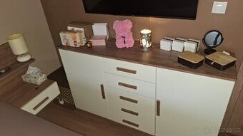 Ložnice-postel, velká šatní skříň, postel