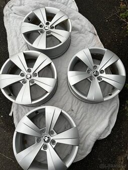 Kola Škoda Superb Triton R17