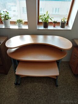 variabilní PC stůl