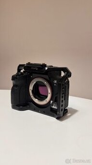 Sony a7S III + SmallRig Cage + karta V90 – 23 000 sní.