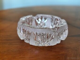 Velký těžký broušený popelník