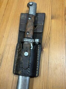 Starý bodák se závěsníkem