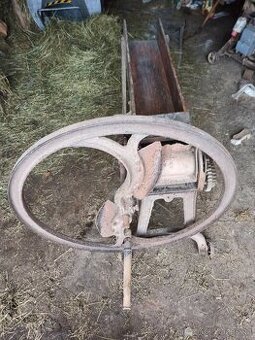 Ruční řezačka na trávu, kopřivy a pícniny