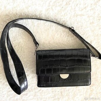 Dámská černá kabelka přes rameno. Nová