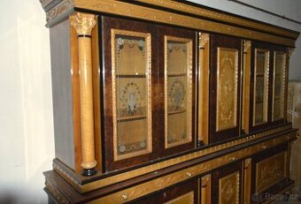 Reprezentativní historická knihovna / příborník – 291 cm