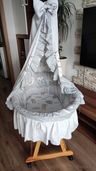 Proutěná postýlka / koš pro miminka na kolečkách