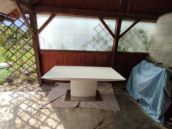 Velký bílý stůl na jedné noze