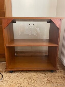 Skříňka na kolečkách s prosklenými dvířky