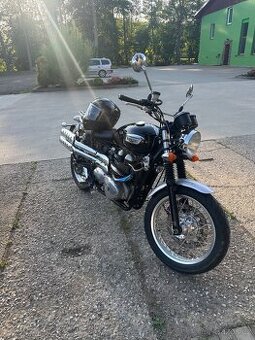 Triumph 900
