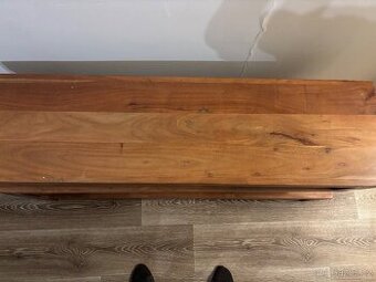 Mahagonová stěna pod televizi