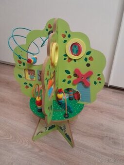 Interaktivni montessori stromecek