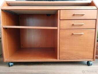 PC/Tv stolek se zásuvkami a policí