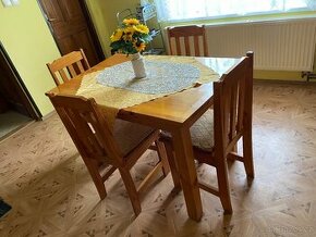 Dřevěný jídelní stůl