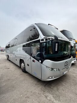 Autobus se nachází ve městě Praha. Všechno funguje. Má 48 + - 1