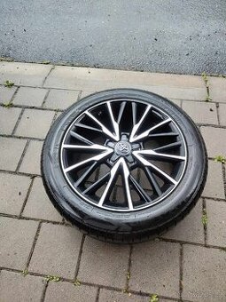 Krásné originál Toyota alu kola plus zánovní pneumatiky