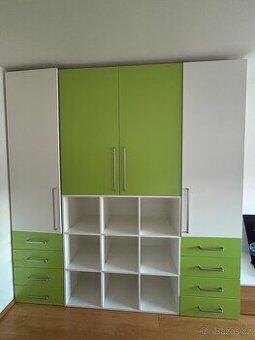 Skříň na oblečení - složena na vozíku, doprava zajištěna