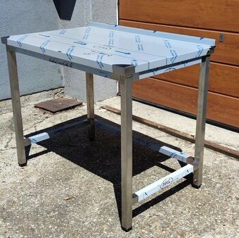 Přístěnný nerezový gastro stůl