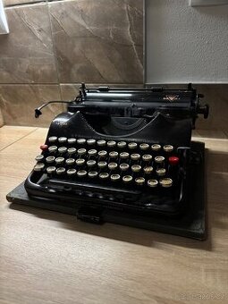 Starý psací stroj, značka Groma