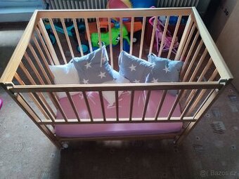 Dětská postýlka (nastavitelná) pojízdná