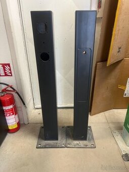 sloupek lakovaný se dvěma otvory