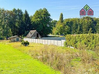 Stavební pozemek, výměra 1248 m2, sítě na hraně pozemku, opl