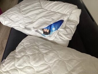 Přikrývka + polštář.