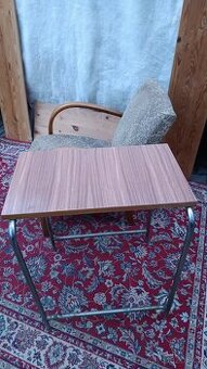 Stolek retro, s kovovými ohýbanými nohami