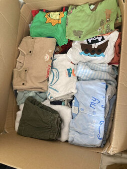 krabice oblečení pro chlapečka