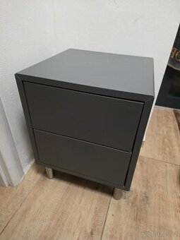 Šedý botník o rozměrech 35x35x45 cm