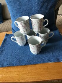 Porcelánové hrnky s kytičkami