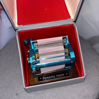 Vzorek/maketa pletacího stroje