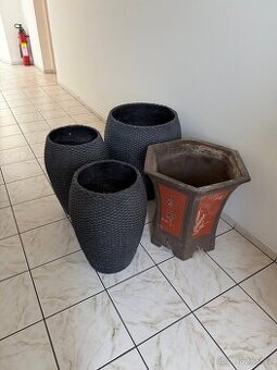 Větší kamenné květináče – i jednotlivě (výhodná cena za set)