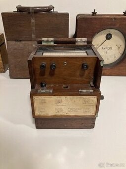 Starý přenosný izolační měřič (megohmetr)