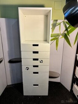 Hezký bílý úložný regál se šuplíky IKEA STUVA
