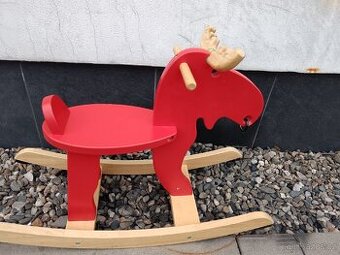 Houpací dřevěný sob (IKEA)