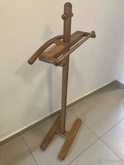 Němý sluha - věšák na oblečení