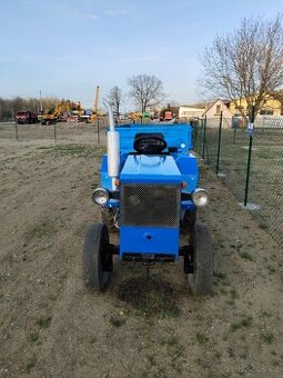 Malotraktor s vlekem