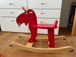 Houpací kůň sob/los dřevěný červený IKEA