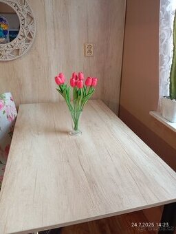 Krásný nový dřevěný stůl s kulatymi nohami z lehké litiny